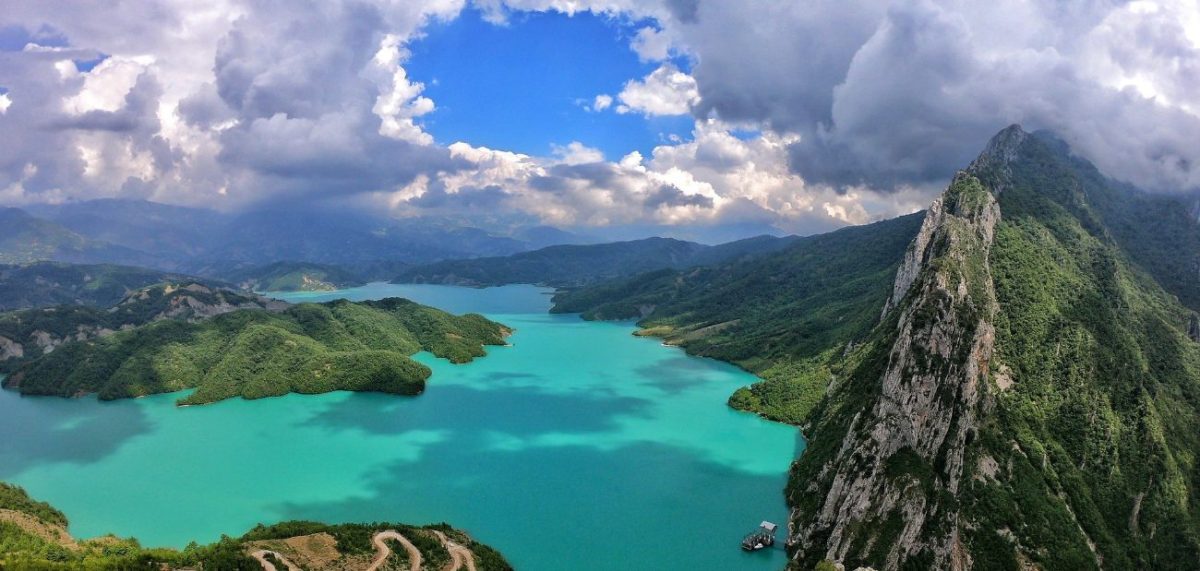 Liqeni i Bovillës Gjatë Vjeshtës, Aty Ku Gjendet Harmonizimi Me Natyrën Larg Streseve Urbane Të Tiranës
