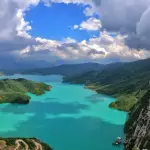 Liqeni i Bovillës Gjatë Vjeshtës, Aty Ku Gjendet Harmonizimi Me Natyrën Larg Streseve Urbane Të Tiranës