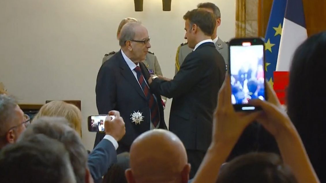 Ismail Kadare dekorohet nga presidenti i Francës