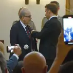 Ismail Kadare dekorohet nga presidenti i Francës