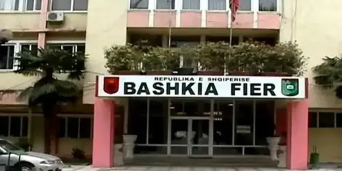 Skandal financiar në Bashkinë Fier: Zyrtarë nën hetim për mosarkëtimin e 40 milionë lekëve